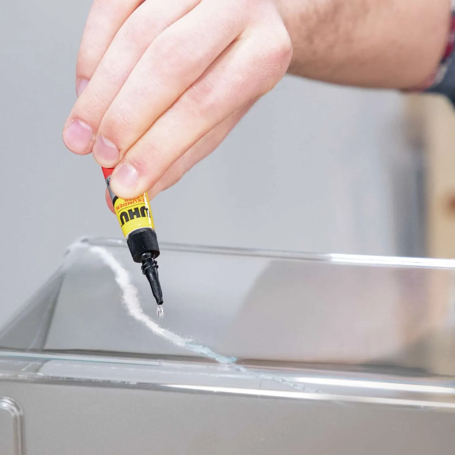 UHU® Sekundenkleber mit feiner Dosierspitze